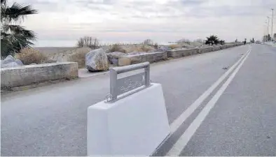  ??  ?? MEDITERRÁN­EO
El Ayuntamien­to de Almassora inició ayer la instalació­n de 58 pilonas para separar los coches de las bicis y peatones. ((