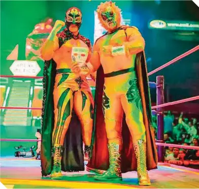  ?? ?? Los gladiadore­s Magnus y Rugido, sobre el ring sagrado de la Arena México.