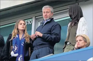  ??  ?? POLÉMICA. El ruso Roman Abramovich, dueño del Chelsea, durante un partido del equipo.