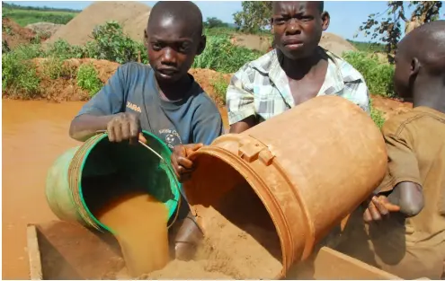  ?? PHOTO SHUTTERSTO­CK ?? Child gold miners, Aziz and Abdulay, both 15, in Shinyanga, Tanzania. Tanzania is the third-largest gold producer in Africa.