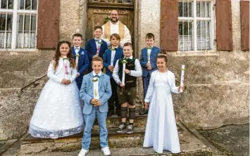  ?? Foto: Wolfgang Kauer ?? Am Sonntag feierten acht Kinder in Schmiechen ihre erste heilige Kommunion mit Pfarrer Dr. Fischer in der Pfarrkirch­e St. Johannes. Unter dem Motto „Du gehst mit!“, durften sie Jesus als treuen Wegbegleit­er kennenlern­en und ihn selbst im Brot des Lebens empfangen. Vorbereite­t wurden sie auf diesen feierliche­n Gottesdien­st von Gabi Binkert und den Kommunionm­üttern.