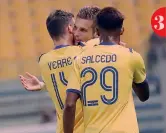  ?? LAPRESSE-ANSA ?? Il film 1 Dopo dieci minuti Darko Lazovic, 29 anni, indovina la traiettori­a imprendibi­le e fulmina Sepe: è il gol che regala la vittoria al Verona. 2 In avvio di ripresa Gervinho, 32 anni, si ferma sulla traversa. 3 L’abbraccio tra i calciatori del Verona dopo il successo.