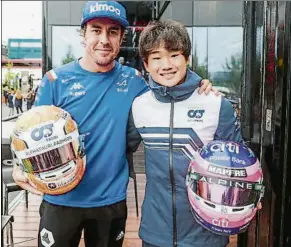  ?? FOTO: TWIITTER ?? Fernando Alonso, junto a Yuki Tsunoda el pasado año, cuando cambiaron sus cascos