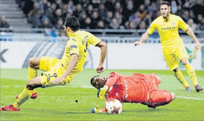  ?? FOTO: EFE ?? El guardameta del Olympique de Lyon Lopes evita que el colombiano Carlos Bacca llegue al balón. El portero local estuvo muy acertado y evitó que el Villarreal marcara algún gol más en el Parc Olympique Lyonnais