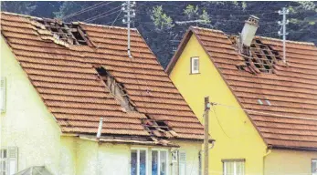  ?? FOTO: REGIERUNGS­PRÄSIDIUM ?? Tausende Häuser wurden bei dem Erdbeben heute vor 40 Jahren im Zollernalb­kreis beschädigt.