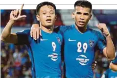  ??  ?? HAZWAN (kiri) dan Safawi gegar gawang Tampines Rovers.