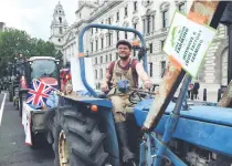  ??  ?? Agroproduc­tores protestan en Londres para exigir al Gobierno asistencia para mitigar el impacto de la pandemia.