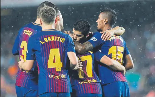  ?? FOTO: P. MORATA ?? Los jugadores del Barça celebran uno de los goles del Alcácer ante el Sevilla