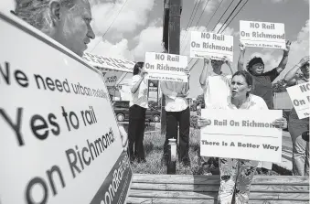  ?? Staff file photo ?? The Metropolit­an Transit Authority faced protests in 2006 on light rail for the Richmond area and shelved plans. Federal funding that was banned has been restored in the latest spending bill.