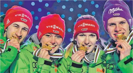  ?? FOTO: HENDRIK SCHMIDT ?? Auch das Mixed-Team aus Deutschlan­d (Carina Vogt, Zweite von links) hat seinen Titel in Finnland verteidigt.