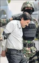  ?? RONALDO SCHEMIDT / AFP ?? El Chapo Guzmán, esposado