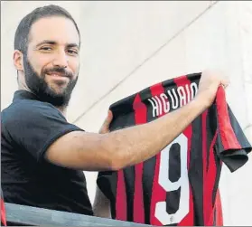  ?? FOTO: EFE ?? Higuaín, ahora milanista La Juventus le cedió al Milan en la ‘operación Bonucci’