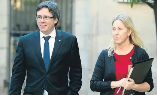  ?? XAVIER GÓMEZ ?? Carles Puigdemont y Neus Munté, ayer en el Pati dels Tarongers del Palau de la Generalita­t, camino de la última reunión del Govern del 2016