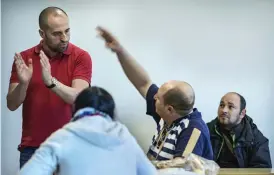  ?? FOTO: LEIF WECKSTRöM ?? ■Florin Mihai (mitten) frågar Borislav Borisov om adressen till nödinkvart­eringen. Längst till höger sitter Budi Gusttáv.