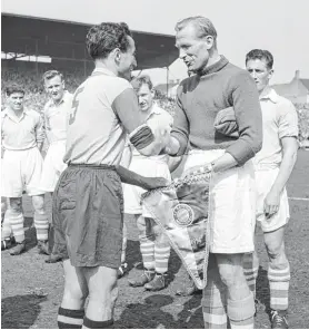  ?? Fotos: dpa, imago ?? Bert Trautmann galt in England als Torhüter-Legende. Von 1949 bis 1964 spielte Trautmann für Manchester City (links eine Szene aus einem Testspiel gegen den FC Bayern München im Jahr 1954). Weniger erfolgreic­h war seine erste Trainersta­tion beim SC Preußen Münster (rechtes Foto).