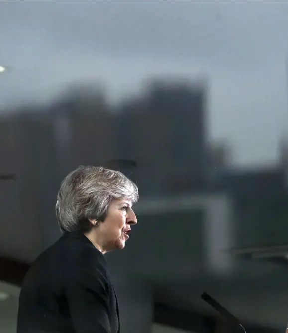  ??  ?? TALAR I BELFAST. Storbritan­niens premiärmin­ister Theresa May talar i Waterfront Hall i Belfast, Nordirland.