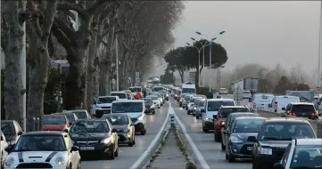  ??  ??  h  hier sur la route de Grenoble, en direction des stations de ski : une file de voitures ininterrom­pue.