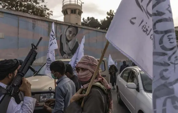  ?? Victor J. Blue, © The New York Times Co. ?? Taliban members gather outside the U.S. Embassy last Sunday in Kabul, Afghanista­n.