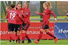  ?? FOTO: IMAGO ?? Nationalsp­ielerin Lina Magull (Zweite von links) erlebt mit dem SC Freiburg ein Hoch. Dazu trägt auch die Saarländer­in Kim Fellhauer (rechts) bei.