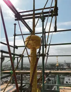 ?? Foto: Staatliche­s Bauamt/tobias Ullrich ?? So zeigt sich die Domkugel derzeit von oben.