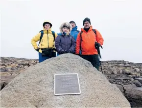  ??  ?? Okjökull var den första glaciären som dödförklar­ades på Island. Under 2019 genomförde­s en minnescere­moni av Oddur Sigurdsson, Cymene How, Dominic Boyer samt författare­n Andri Snaer Magnason (till höger).
Arkivbild