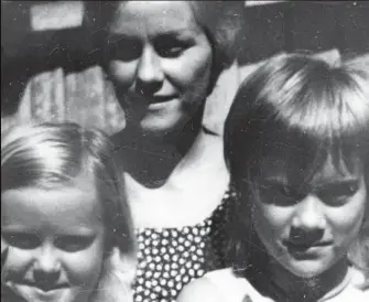  ??  ?? Barbara McCulkin and her daughters Vicki and Leanne.