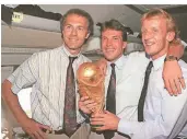  ?? FOTO: WOLFGANG ?? 9. Juli 1990, Rückflug mit WM-Pokal (v.l.) DFB-Teamchef Franz Beckenbaue­r (l), Kapitän Lothar Matthäus (M.) und Abwehrspie­ler Andreas Brehme.