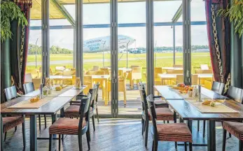  ?? FOTO: BOBBY BOE ?? Das Restaurant „Zeppelin Hangar FN“bietet Genuss mit direktem Blick auf das Flugfeld.