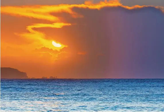  ?? Nick Lucas/SWNS ?? The view from Avon Beach, Mudeford, in Dorset, of sunrise over the Isle of Wight