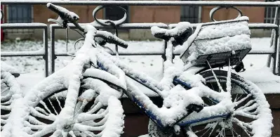  ??  ?? Nuova ondata. Una bici a Friburgo: il gelo che la scorsa settimana ha colpito il Nord Europa ora arriva anche in Italia