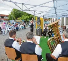  ?? Foto: Sabine Hämmer ?? Konzert im Lesepark: Nach der Pause gab der Posaunench­or Kostproben seiner Mu sik. Als Dirigent war Joachim Berndorfer im Einsatz.