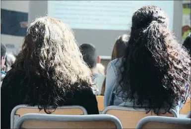  ??  ?? Alumnos siguen una clase de una escuela de secundaria de Girona