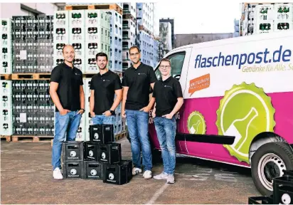  ?? FOTO: FLASCHENPO­ST ?? Stephen Weich, Niklas Plath, Christophe­r Huesmann und Christian Seurig (v.l.) leiten das Start-up aus Münster.