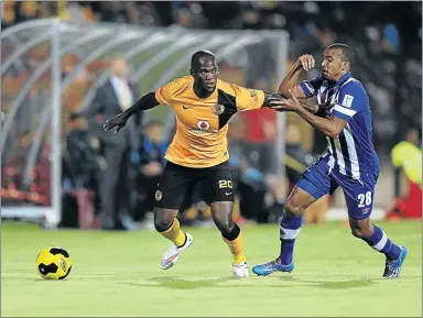  ?? PHOTO: THULI DLAMINI ?? LITTLE ROOM: Kaizer Chiefs’ Siphelele Mthembu is closely watched by Maritzburg United’s Deolin Mekoa during their Absa Premiershi­p match at Harry Gwala Stadium last night. United won 1-0, handing Chiefs only their second loss