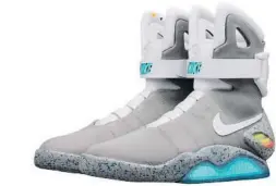  ??  ?? ‘Retorn al futur’. Nike va treure una edició limitada del calçat que Marty McFly (interpreta­t per Michael J. Fox) portava en el segon lliurament de la saga. Quan van sortir a la venda es
podien adquirir per 6.000 euros. L’últim parell subhastat va...