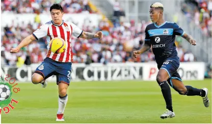  ??  ?? Michael Pérez y Pedro Aquino batallaron en el campo, aunque este último salió expulsado