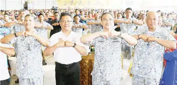  ?? - Bernama photo ?? Defence Minister Datuk Seri Hishammudd­in Hussein (second right) with Minister in the Prime Minister’s Department Datuk Seri Abdul Rahman Dahlan (second left), Army chief General Tan Sri Raja Mohamed Affandi Raja Mohamed Noor (right) and Eastern Fleet...