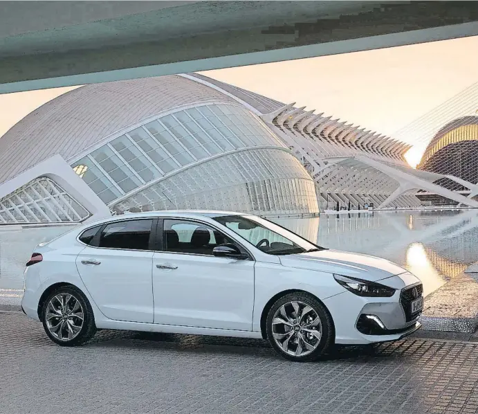  ??  ?? Hyundai apuesta por un automóvil compacto con atractiva apariencia de gran turismo