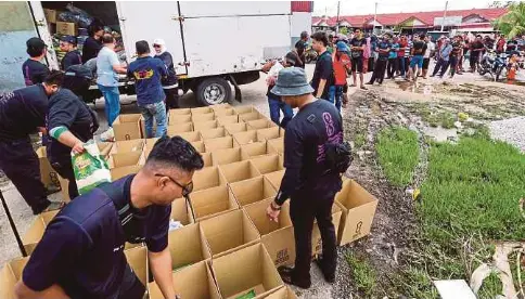  ?? - Gambar NSTP/NIK ABDULLAH NIK OMAR ?? MANGSA banjir dari Taman Seri Bayu, Tumpat menerima bantuan makanan serta barangan kebersihan daripada Pekaa.