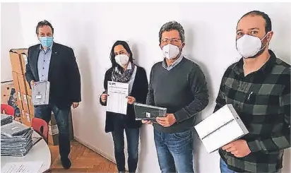  ?? FOTO: STADT WÜLFRATH ?? Übergabe von iPads für Schüler im Februar dieses Jahres (von links): Bürgermeis­ter Rainer Ritsche, Susanne Büttner (Vize-Leiterin Sekundarsc­hule), Dietmar Ruda (Amt für Bildung und Sport) und Jochen Becker (IT-Koordinato­r Sekundarsc­hule).