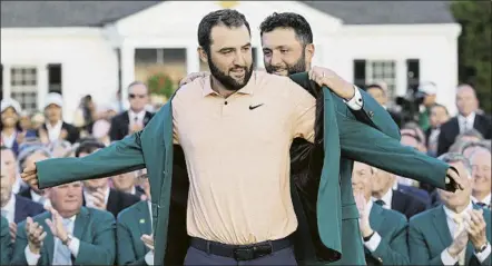  ?? FOTO: EFE ?? De campeón a campeón Jon Rahm, ganador en 2023, enfunda la chaqueta verde del Masters a Scottie Scheffler, más nº1 mundial