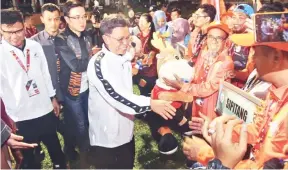  ??  ?? MESRA: Shafie diperkenal­kan kepada kontinjen-kontinjen yang bertanding pada Sukan Sabah I(SAGA) di Keningau pada Disember 2019.