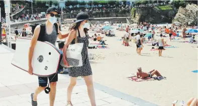  ?? ap / bob edme ?? El repunte progresivo del coronaviru­s en Francia ha provocado que cada vez más ciudades, como Biarritz, hagan obligatori­o el uso de la mascarilla en espacios públicos abiertos.