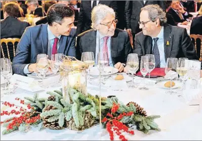  ?? ÀLEX GARCIA ?? Pedro Sánchez, Josep Sánchez Llibre y Quim Torra durante la velada del jueves en el acto de Foment