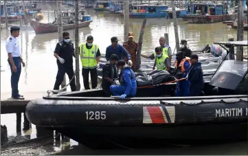  ??  ?? Rescue team carries a body retrieved from the JBB Rong Chang 8 at Parit Jawa Fisherman Jetty. — Bernama photo