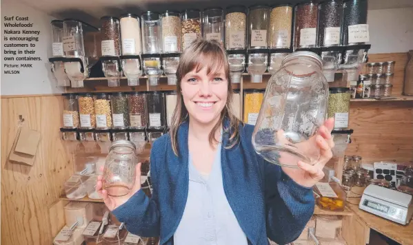  ?? Picture: MARK WILSON ?? Surf Coast Wholefoods’ Nakara Kenney is encouragin­g customers to bring in their own containers.