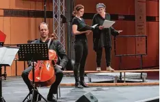  ?? Foto: Siegfried Kerpf ?? Wenn sich Musik und Rezitation­skunst begegnen: Der Cellist Florian Barak und die Schauspiel­erinnen Nadine Schori und Katharina Thalbach (re.).