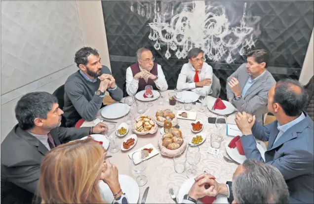  ??  ?? EN LAS ESTACIONES DE JUAN. Eva Barja (ADESP), Juan Gutiérrez, Jorge Garbajosa, Alfredo Relaño, José Hidalgo, Raúl Chapado, Jesús Mínguez y Andrés Rodríguez (ADESP).