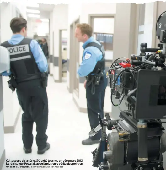  ?? PHOTO D’ARCHIVES, BEN PELOSSE ?? Cette scène de la série 19-2 a été tournée en décembre 2013. Le réalisateu­r Podz fait appel à plusieurs véritables policiers en tant qu’acteurs.