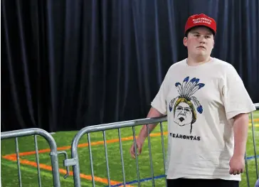  ??  ?? A Trump supporter wears a T-shirt mocking Warren’s previous claim to Cherokee ancestry
